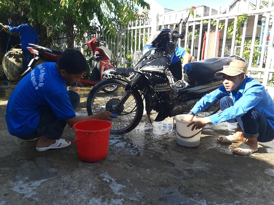 Đoàn viên rửa xe gây quỹ tặng quà cho trẻ khuyết tật vui trung thu ảnh 2