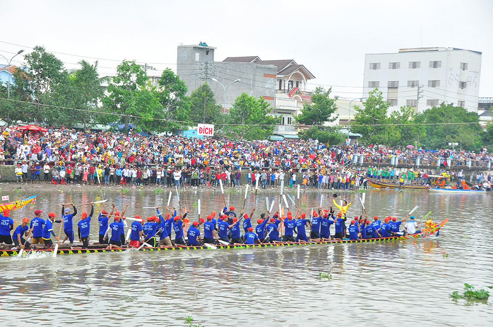 Nghìn người đứng kín bờ sông mê mải xem đua ghe ngo ở Sóc Trăng ảnh 17
