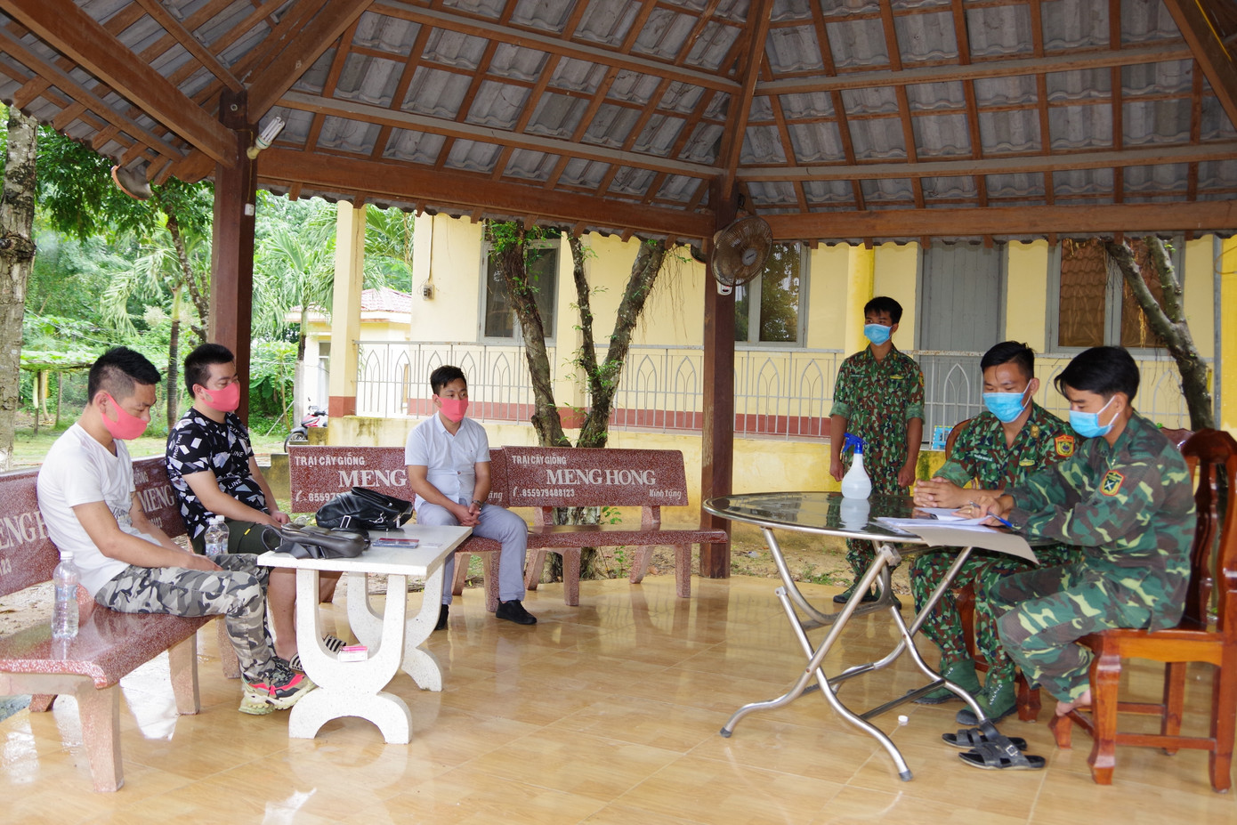3 người Trung Quốc làm việc với cơ quan chức năng 3 người Trung Quốc nhập cảnh trái phép trốn cách ly ảnh 2