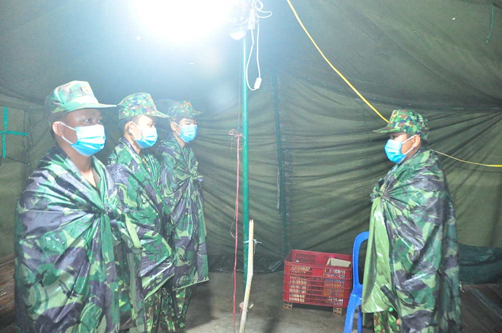 Chiến sỹ biên phòng trắng đêm phòng dịch nơi cửa ngõ biên cương ảnh 16