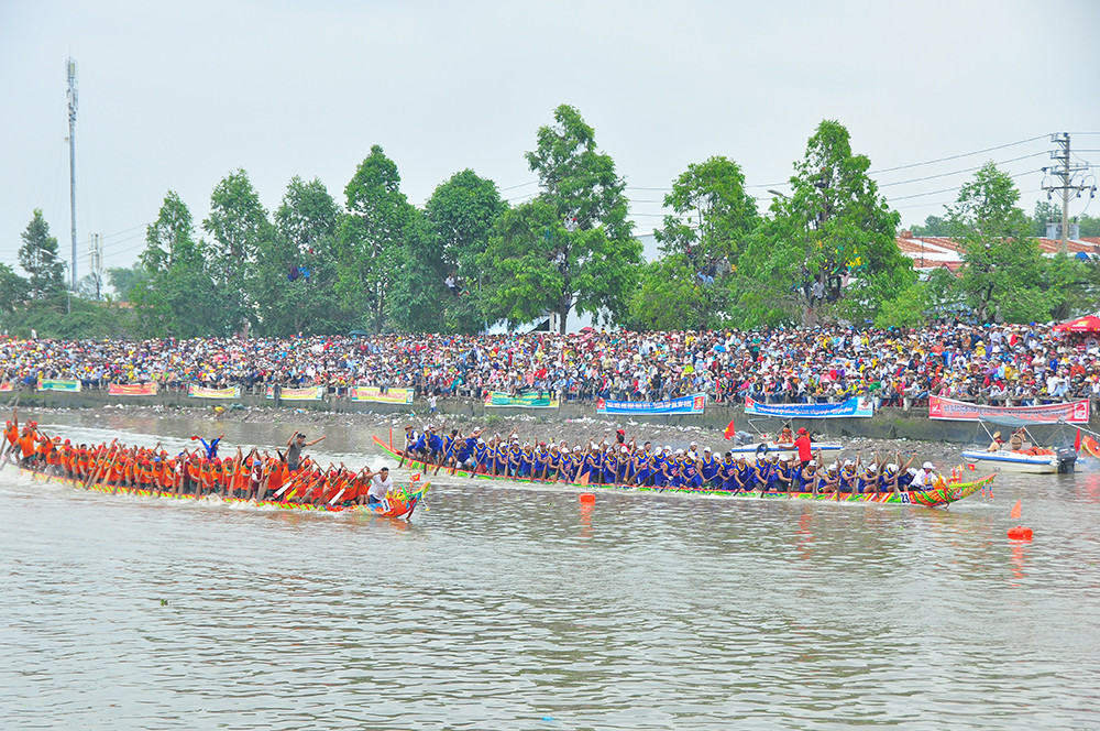 Nghìn người đứng kín bờ sông mê mải xem đua ghe ngo ở Sóc Trăng ảnh 6