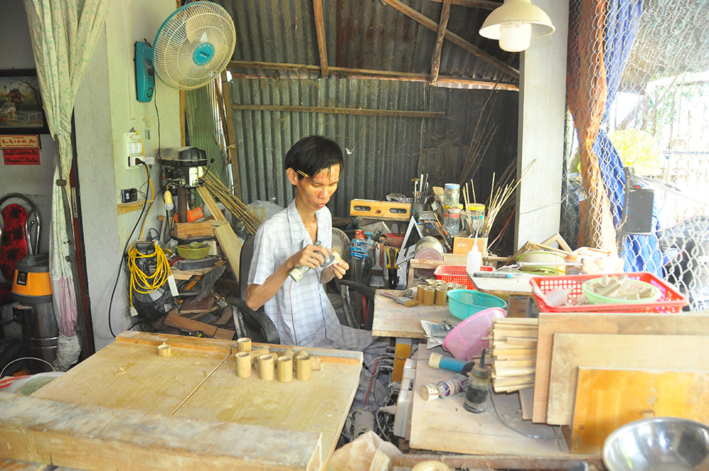 Tác phẩm nghệ thuật từ tre qua bàn tay khéo léo của chàng trai khuyết tật ảnh 4