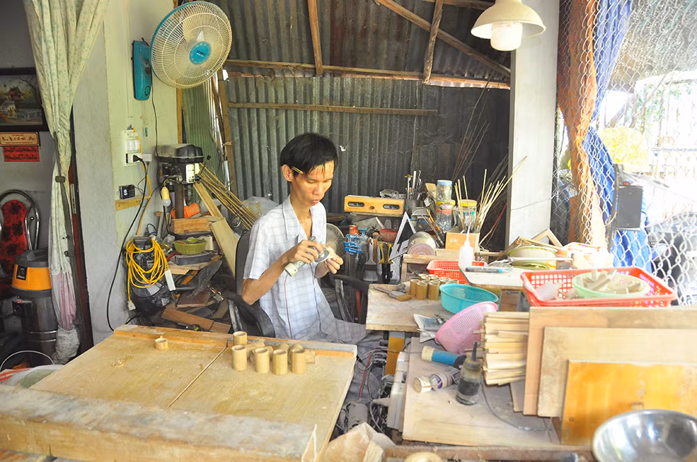 Tác phẩm nghệ thuật từ tre qua bàn tay khéo léo của chàng trai khuyết tật ảnh 4