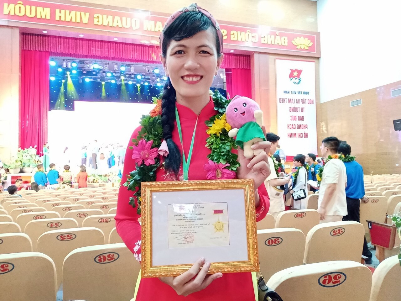 Cô giáo một chân đầy nhiệt huyết say mê thiện nguyện ảnh 11