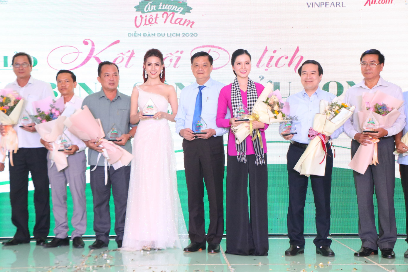 Tình người làm du khách thêm yêu mến vùng đất chín Rồng ảnh 7