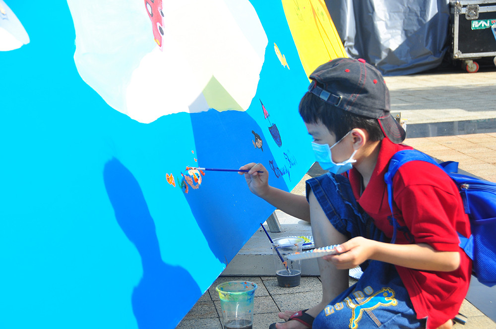 Sôi nổi ngày hội mang đồ nhựa đến đổi quà ảnh 9