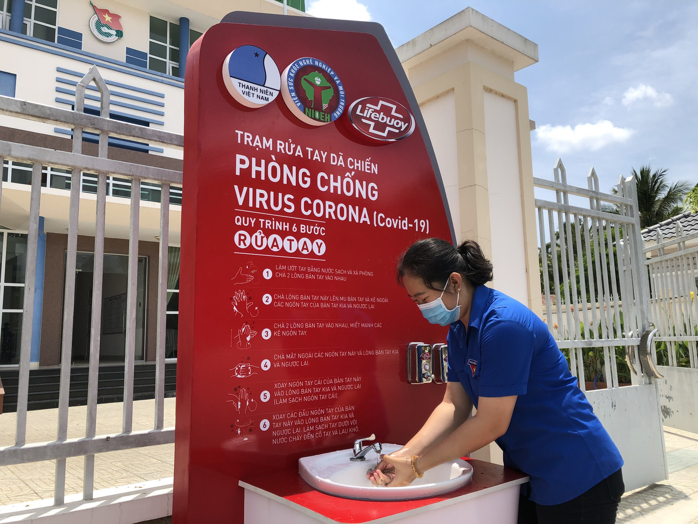 Bến Tre lắp trạm rửa tay dã chiến phòng dịch COVID - 19 ảnh 2