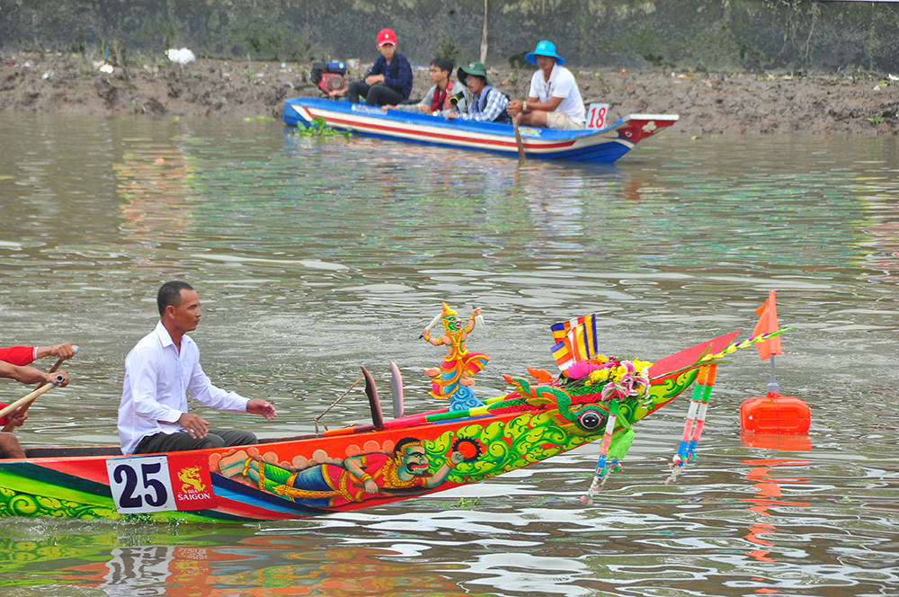 Nghìn người đứng kín bờ sông mê mải xem đua ghe ngo ở Sóc Trăng ảnh 15