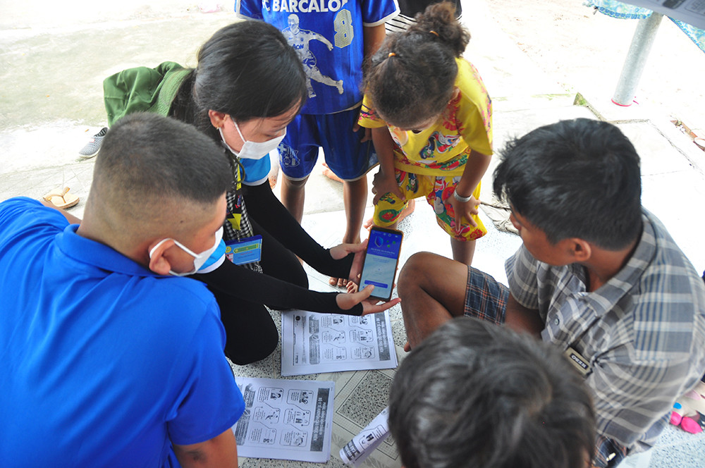 Chiến sỹ tình nguyện 'gõ từng nhà' tuyên truyền phòng dịch ở biên giới ảnh 19