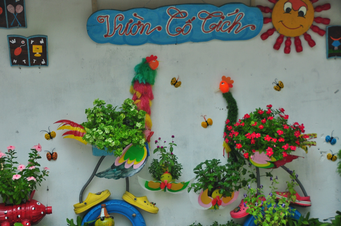 Biến bức tường cũ thành bức tranh đầy màu sắc giữa mùa dịch COVID - 19 ảnh 2