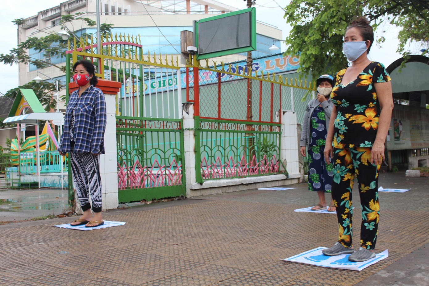 Bánh mì yêu thương ấm lòng người nghèo mùa COVID - 19 ảnh 3