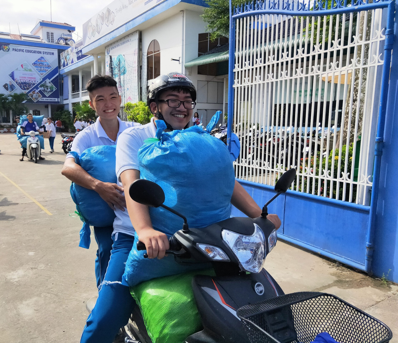 Chuyến xe ước mơ từ Cần Thơ tiếp tục hướng về đồng bào miền Trung ảnh 2