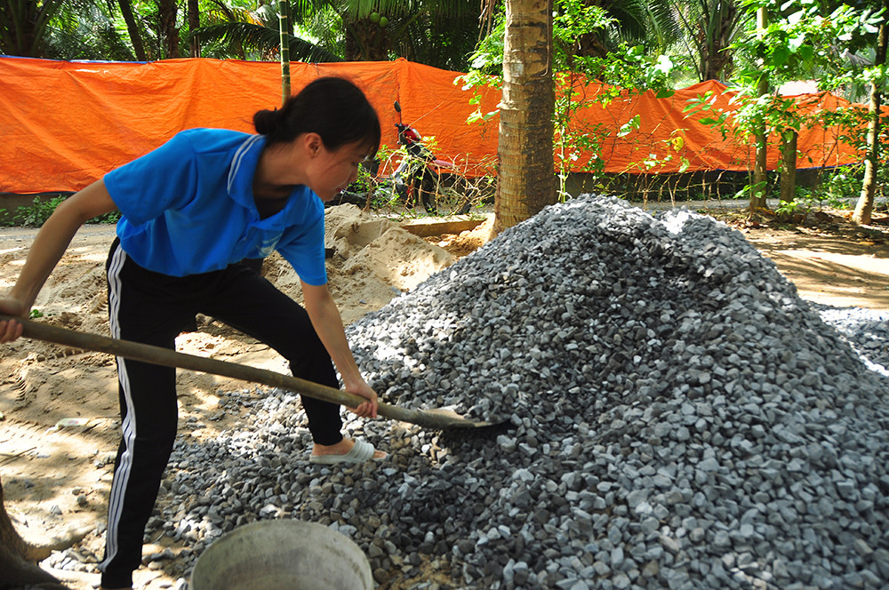 Những 'bóng hồng' tình nguyện không quản nắng mưa ảnh 8
