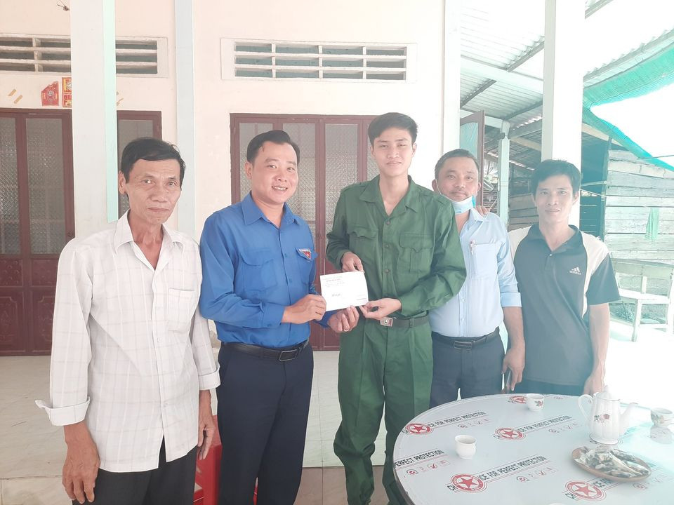 Bí thư Tỉnh đoàn Bến Tre động viên tân binh lên đường nhập ngũ ảnh 3