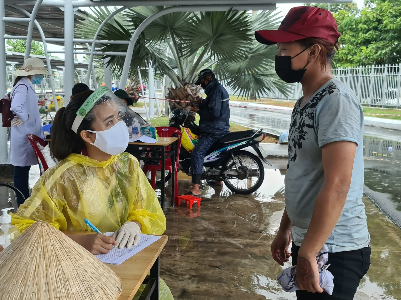 Cảm động tình nguyện viên Cần Thơ dầm mưa giúp dân chống dịch ảnh 12