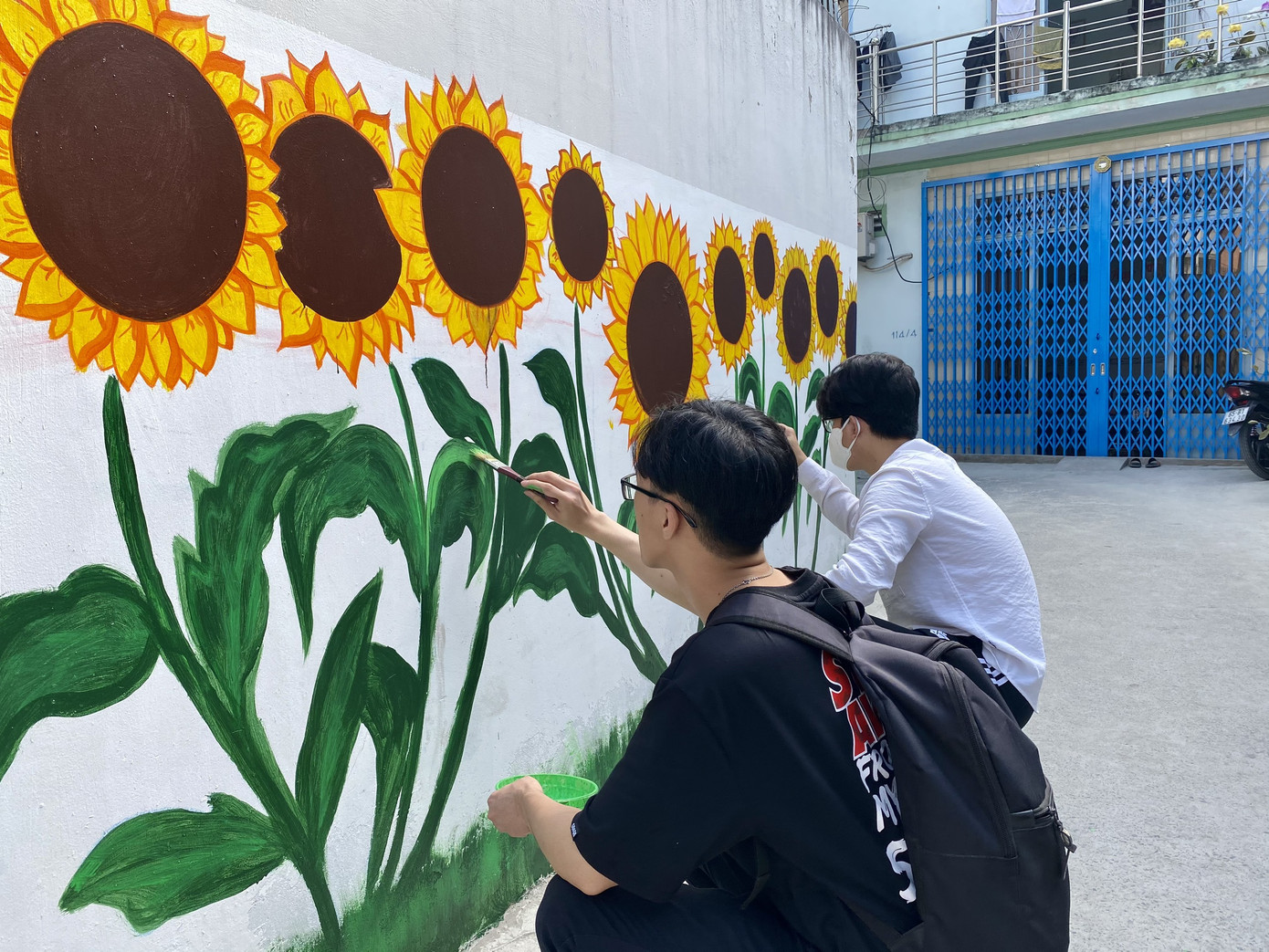 Bức tường hoa hướng dương dài 100m của các bạn trẻ Cần Thơ ảnh 3