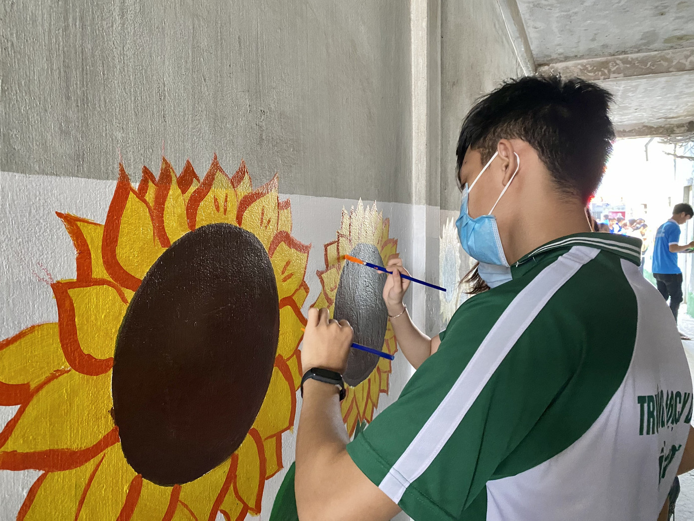 Bức tường hoa hướng dương dài 100m của các bạn trẻ Cần Thơ ảnh 7