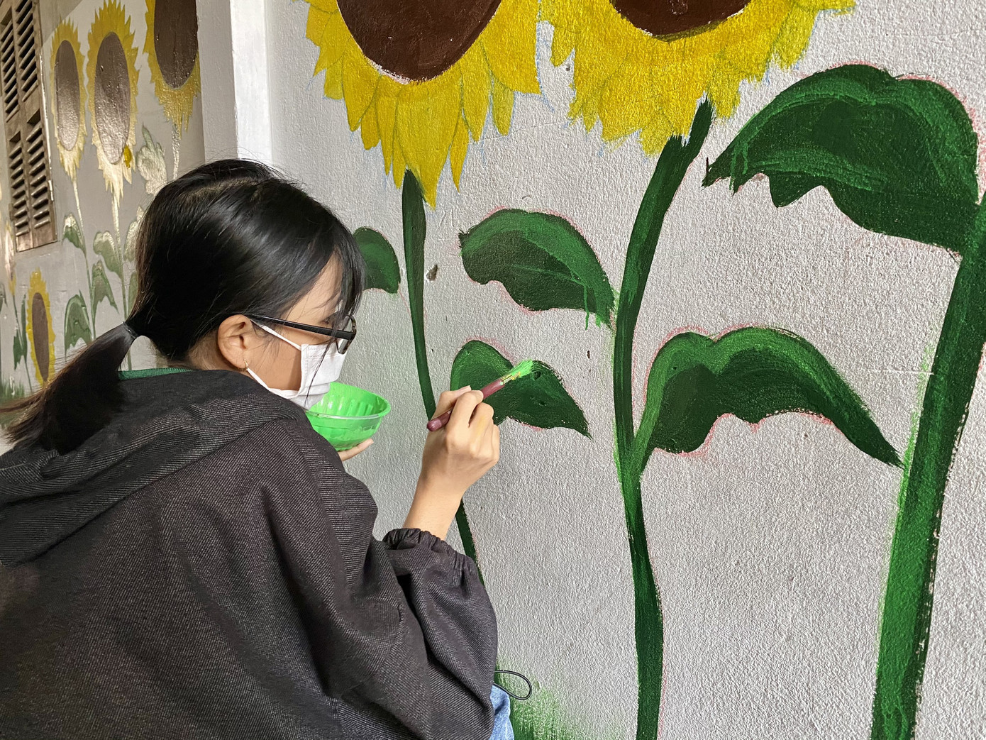 Bức tường hoa hướng dương dài 100m của các bạn trẻ Cần Thơ ảnh 5