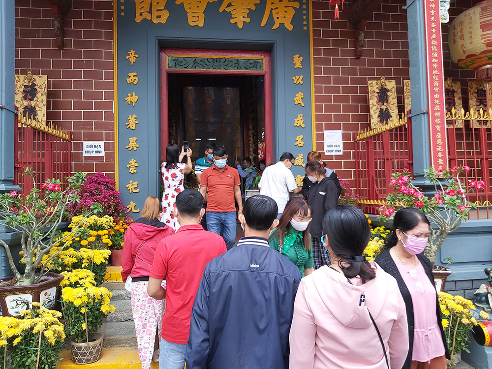 Đông nghịt người viếng chùa ngày đầu năm mới ở Cần Thơ ảnh 9
