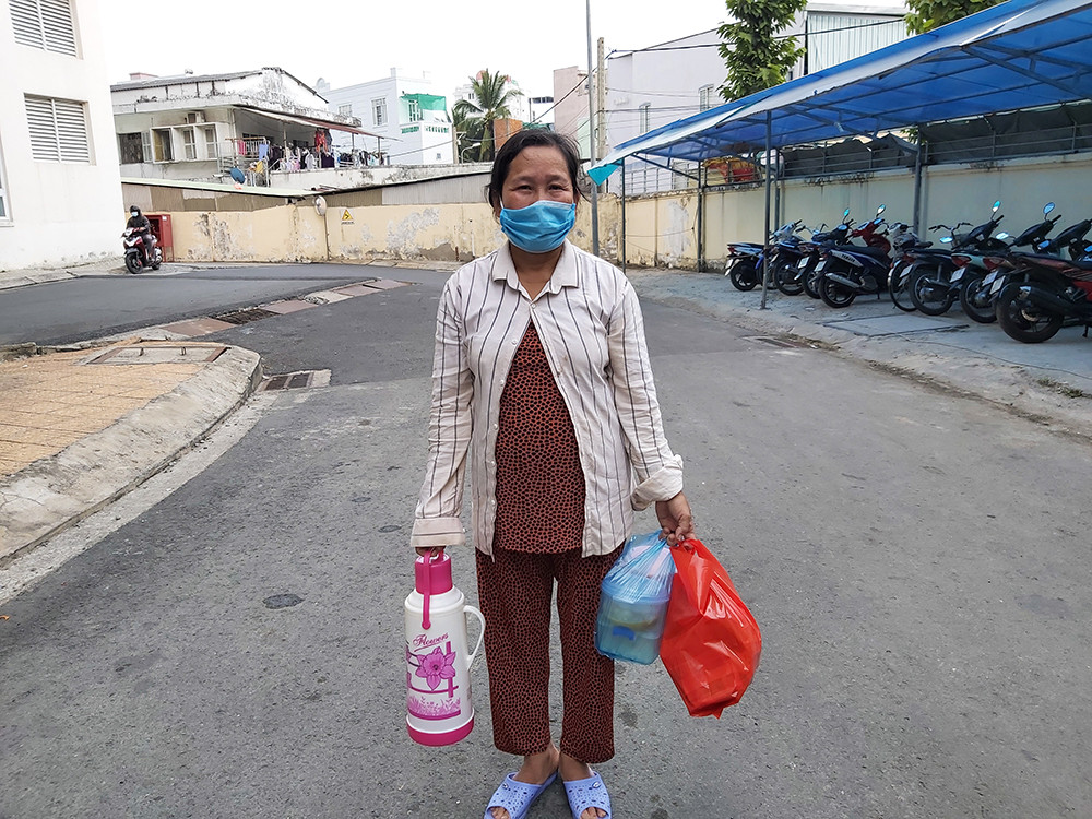 Ấm lòng bữa cơm dành cho bệnh nhân không về quê đón Tết ảnh 2