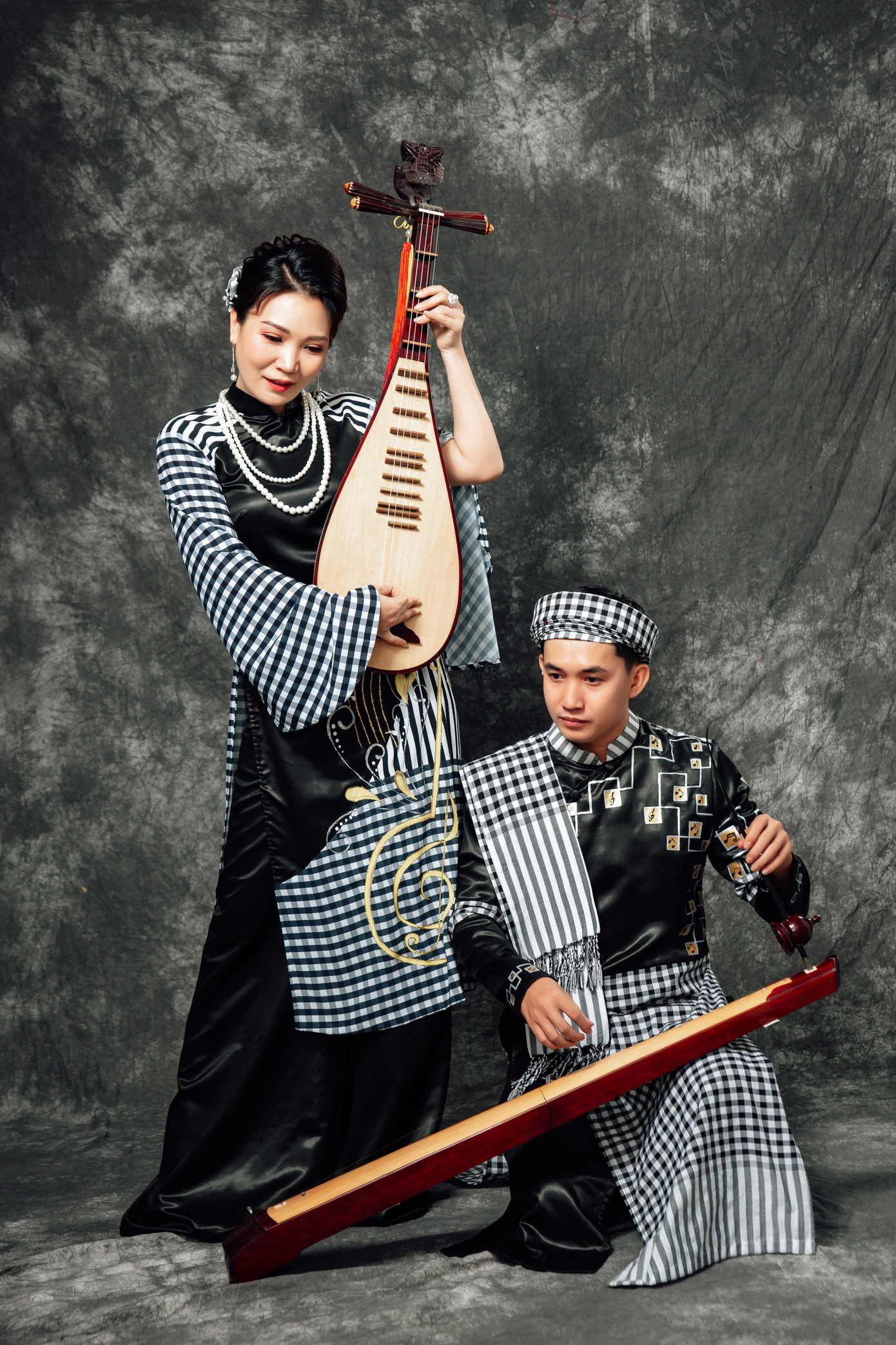 Đờn ca tài tử được khắc họa ấn tượng trên áo dài Việt Nam ảnh 3