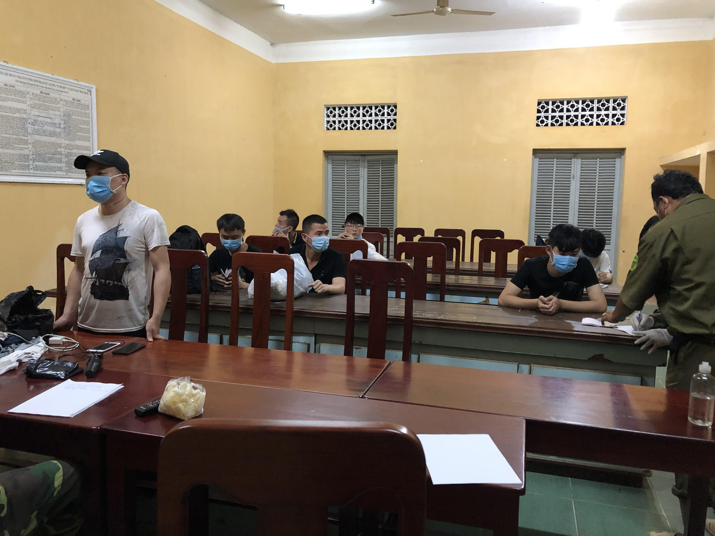 Chiến sỹ biên phòng trắng đêm phòng dịch nơi cửa ngõ biên cương ảnh 19