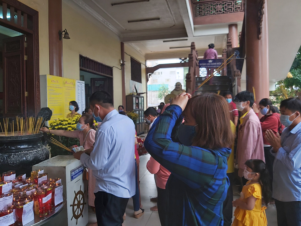 Đông nghịt người viếng chùa ngày đầu năm mới ở Cần Thơ ảnh 10