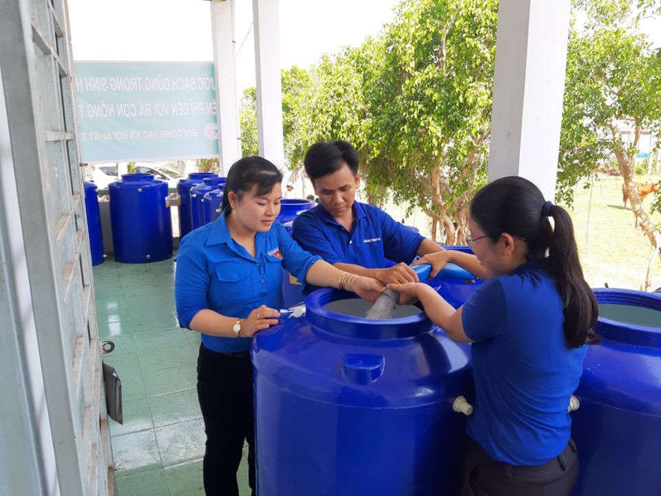 Bạn trẻ bơm nước vào thùng giúp người dân Bà Nguyễn Thị Cúc ở xã Phú Đức, huyện Châu Thành, Bến Tre nói rằng, trước giờ khu vực này toàn nước ngọt, cách nay 4 năm có mặn ít hôm là hết nhưng năm nay thì mặn đắng, mọi sinh hoạt vô cùng khó khăn. Người dân mong mỏi từng giọt nước ngọt Cây ăn trái khô lá ở Tiền Giang Lúa cháy khô Kênh rạch cạn khô ở Tiền Giang Hiện nay toàn vùng ĐBSCL có khoảng 95.600 hộ dan thiếu nước sạch sinh hoạt, tỏng đó, riêng tỉnh Bến Tre có 20.000 hộ. Từ đầu năm đến nay, các ngành chức năng đã vận động mọi nguồn lực để phục vụ nước sạch sinh hoạt cho người dân. Trước tình thế khó khăn về nguồn nước, nhiều đơn vị, mạnh thường quân đã 'chi viện' khẩn cấp hàng nghìn khối nước phục vụ người dân. Người dân vét từng giọt nước để cứu lúa ở Tiền Giang Thu hoạch lúa ở Tiền Giang Người dân chia sẻ nước để cứu cây ăn trái ở Tiền Giang Trước tình hình hạn hán, xâm nhập mặn nghiêm trọng xảy ra trên địa bàn, UBND tỉnh Tiền Giang đã quyết định phương án vận chuyển nước ngọt chống hạn, mặn phục vụ tưới cho cây ăn trái, trước mắt cho cây sầu riêng trong mùa khô năm nay trên địa bàn các huyện, thị phía Tây. Thời gian hỗ trợ đến hết tháng 4/2020, với tổng nhu cầu nước tưới gần 1,38 triệu m3. Cách thức là thuê xà lan lấy nước tại cầu Mỹ Thuận, sau đó giao nước tại các ao chứa thuộc các huyện Cái Bè, Cai Lậy, Châu Thành và thị xã Cai Lậy, tại các vàm kênh, rạch ven sông Tiền dọc theo các địa phương này, sau đó sẽ tổ chức trung chuyển nước từ nơi nhận nước về đến các xã, kể cả trang bị các vật tư thiết bị phục vụ việc cấp nước cho nhân dân. Kênh khô cằn Người dân chở từng can nước về cứu cây ăn trái Nhiều con sông cạn queo ở Tiền Giang Tình hình xâm nhập mặn trên địa bàn tỉnh Tiền Giang diễn biến phức tạp, để chống xâm nhập mặn, các địa phương đã sử dụng các ô bao để ứng phó, nhưng do độ mặn cao, duy trì lâu, không có nguồn nước ngọt để lấy bổ sung, người dân phải mua nước ngọt để tưới cho cây ăn trái mà chủ yếu là cây sầu riêng có giá trị kinh tế cao và mẫn cảm với mặn. Phương án khẩn cấp này nhằm để đảm bảo nước tưới cho diện tích trên 36.000ha vườn cây ăn trái phía Nam Quốc lộ 1 đang bị thiếu nước thuộc địa bàn các huyện Cái Bè, Cai Lậy, Châu Thành và thị xã Cai Lậy, mà trước mắt là ‘giải cứu’ cho hơn 13.000ha sầu riêng đang thiếu nước, nhất là số đang bị suy kiệt. Cây ăn trái ở huyện Chợ Lách, Bến Tre héo vì thiếu nước Dòng sông ở xã Bình Phan, huyện Chợ Gạo, Tiền Giang mấy chục năm nay chưa bao giờ cạn nhưng giờ thì trơ đáy Đất nứt nẻ dưới lòng sông Theo Viện khoa học Thủy lợi Miền Nam, từ ngày 7 - 15/3 chiều sâu mặn xâm nhập với ranh 4g/l tại sông Vàm Cỏ (Vàm Cỏ Đông, Vàm Cỏ Tây) phạm vi ảnh hưởng từ 100 - 110 km, sâu hơn gần 10 km so với tháng 2/2020. Cửa sông Cửu Long (Sông Cửa Tiểu, Cửa Đại) ảnh hưởng khoảng 60 km; sông Hàm Luông khoảng 78 km; sông Cái Lớn phạm vi ảnh hưởng khoảng 65 km. Đồng thời, dự báo từ ngày 15/3 đến 6/4 mặn sẽ giảm dần, phạm vi cách biển từ 35 - 40 km trở vào ở cửa sông cửu Long có khả năng có nước ngọt khi triều thấp. Tuy vậy trên sông Hàm Luông, cửa Tiểu, cửa Đại mặn vẫn còn khá cao. Cận cảnh hạn mặn khốc liệt đe dọa cuộc sống người dân ĐBSCL ảnh 4