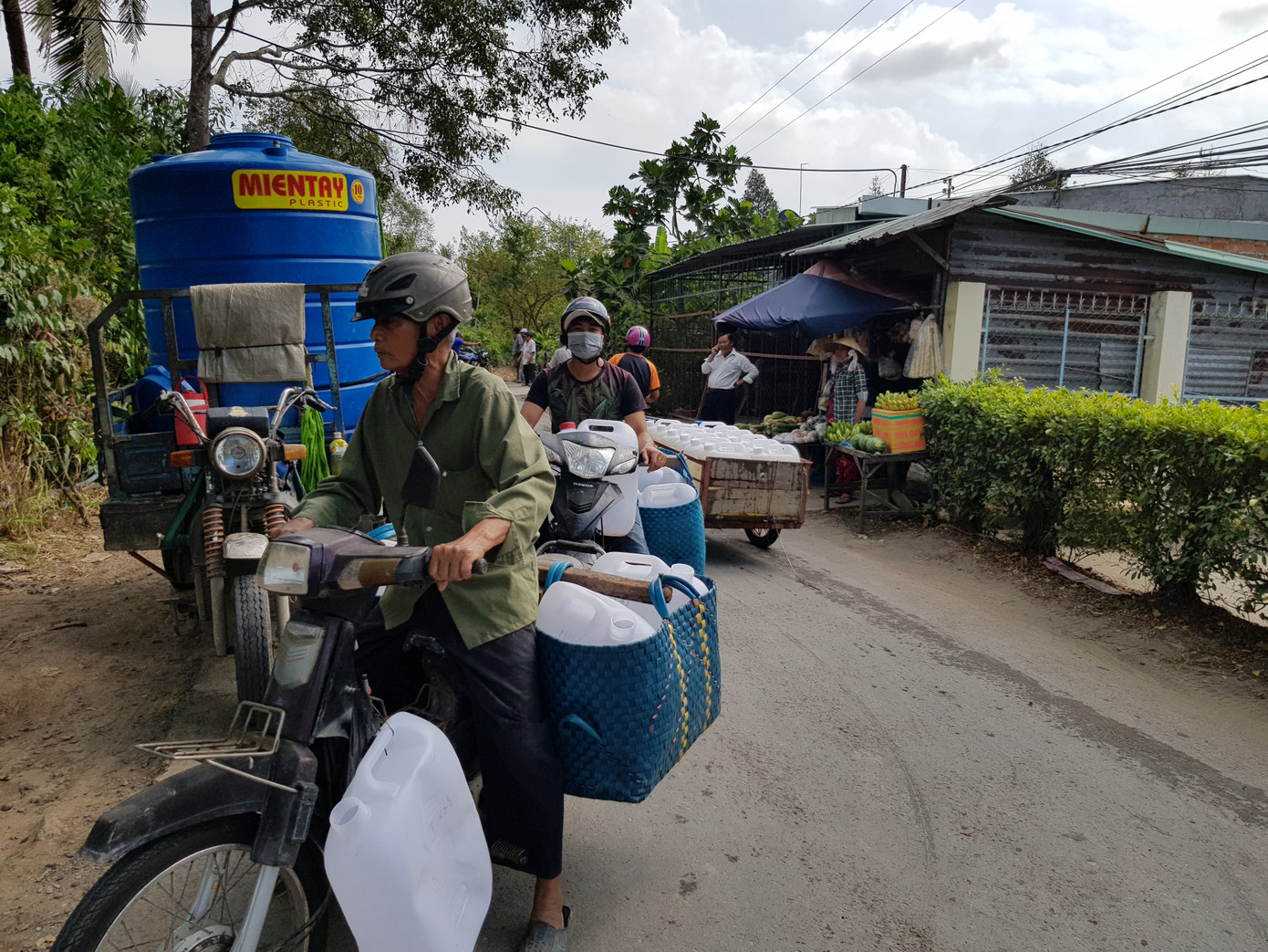Người dân chở từng can nước về cứu cây ăn trái Nhiều con sông cạn queo ở Tiền Giang Tình hình xâm nhập mặn trên địa bàn tỉnh Tiền Giang diễn biến phức tạp, để chống xâm nhập mặn, các địa phương đã sử dụng các ô bao để ứng phó, nhưng do độ mặn cao, duy trì lâu, không có nguồn nước ngọt để lấy bổ sung, người dân phải mua nước ngọt để tưới cho cây ăn trái mà chủ yếu là cây sầu riêng có giá trị kinh tế cao và mẫn cảm với mặn. Phương án khẩn cấp này nhằm để đảm bảo nước tưới cho diện tích trên 36.000ha vườn cây ăn trái phía Nam Quốc lộ 1 đang bị thiếu nước thuộc địa bàn các huyện Cái Bè, Cai Lậy, Châu Thành và thị xã Cai Lậy, mà trước mắt là ‘giải cứu’ cho hơn 13.000ha sầu riêng đang thiếu nước, nhất là số đang bị suy kiệt. Cây ăn trái ở huyện Chợ Lách, Bến Tre héo vì thiếu nước Dòng sông ở xã Bình Phan, huyện Chợ Gạo, Tiền Giang mấy chục năm nay chưa bao giờ cạn nhưng giờ thì trơ đáy Đất nứt nẻ dưới lòng sông Theo Viện khoa học Thủy lợi Miền Nam, từ ngày 7 - 15/3 chiều sâu mặn xâm nhập với ranh 4g/l tại sông Vàm Cỏ (Vàm Cỏ Đông, Vàm Cỏ Tây) phạm vi ảnh hưởng từ 100 - 110 km, sâu hơn gần 10 km so với tháng 2/2020. Cửa sông Cửu Long (Sông Cửa Tiểu, Cửa Đại) ảnh hưởng khoảng 60 km; sông Hàm Luông khoảng 78 km; sông Cái Lớn phạm vi ảnh hưởng khoảng 65 km. Đồng thời, dự báo từ ngày 15/3 đến 6/4 mặn sẽ giảm dần, phạm vi cách biển từ 35 - 40 km trở vào ở cửa sông cửu Long có khả năng có nước ngọt khi triều thấp. Tuy vậy trên sông Hàm Luông, cửa Tiểu, cửa Đại mặn vẫn còn khá cao. Cận cảnh hạn mặn khốc liệt đe dọa cuộc sống người dân ĐBSCL ảnh 13