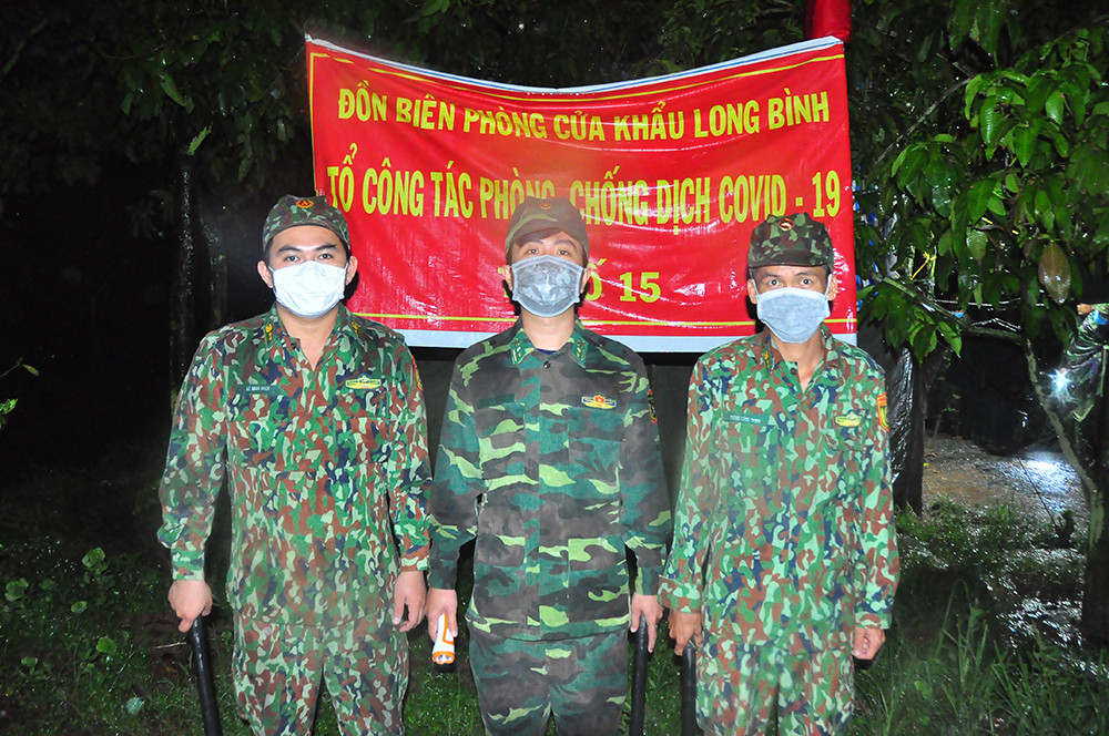 Chiến sỹ biên phòng trắng đêm phòng dịch nơi cửa ngõ biên cương ảnh 7