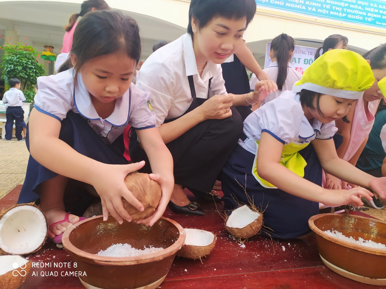 Học sinh háo hức trải nghiệm làm bánh dân gian ảnh 4