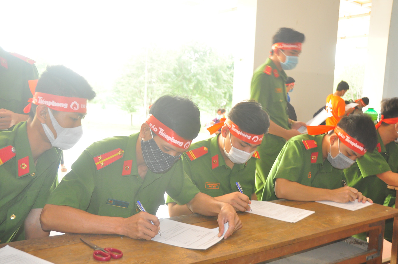 Hàng trăm bạn trẻ sôi nổi hiến máu tại trường ĐH An Giang ảnh 9