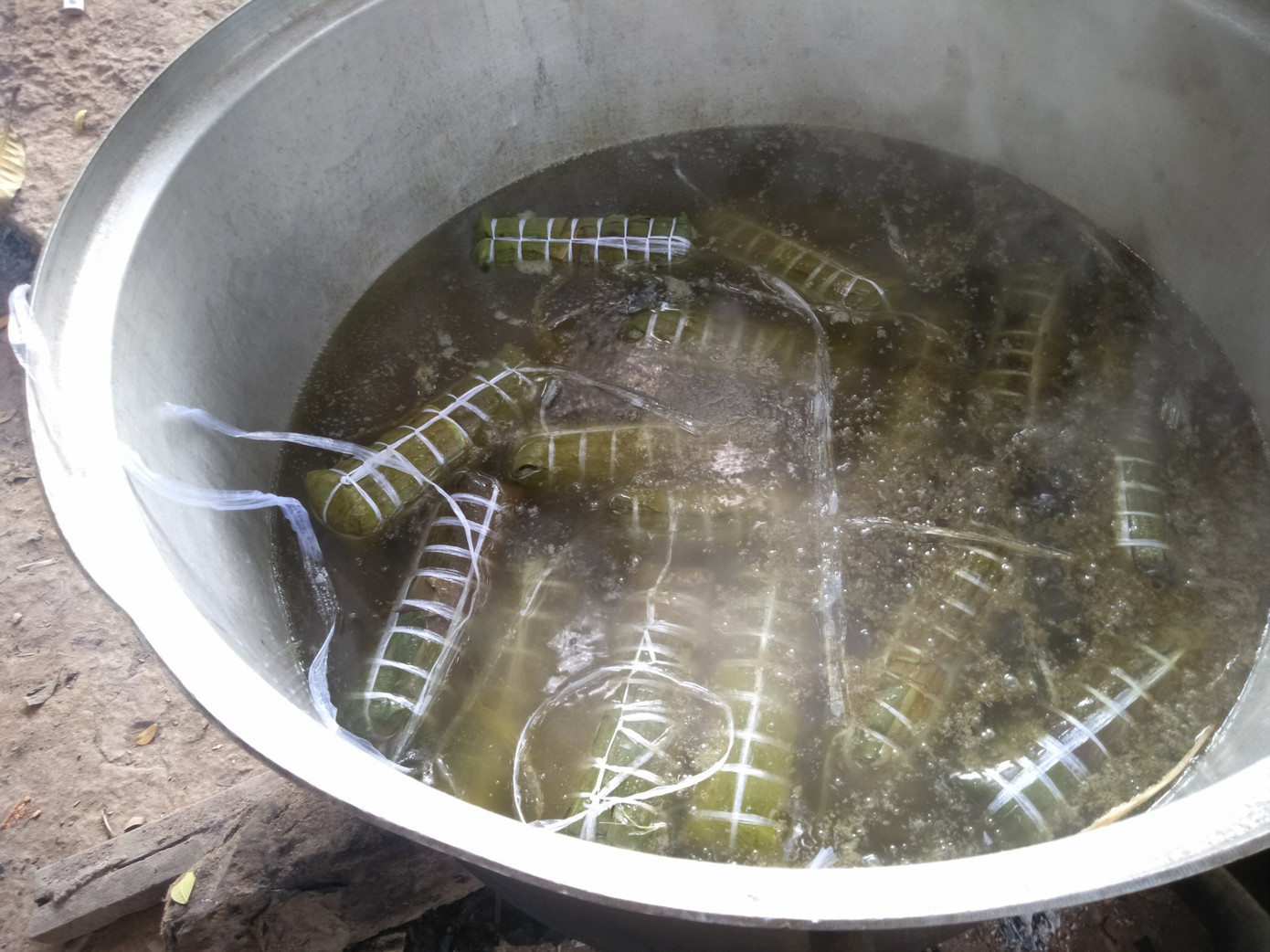 Bạn trẻ đất Sen Hồng gói bánh tét tặng cụ già đón Tết ảnh 5