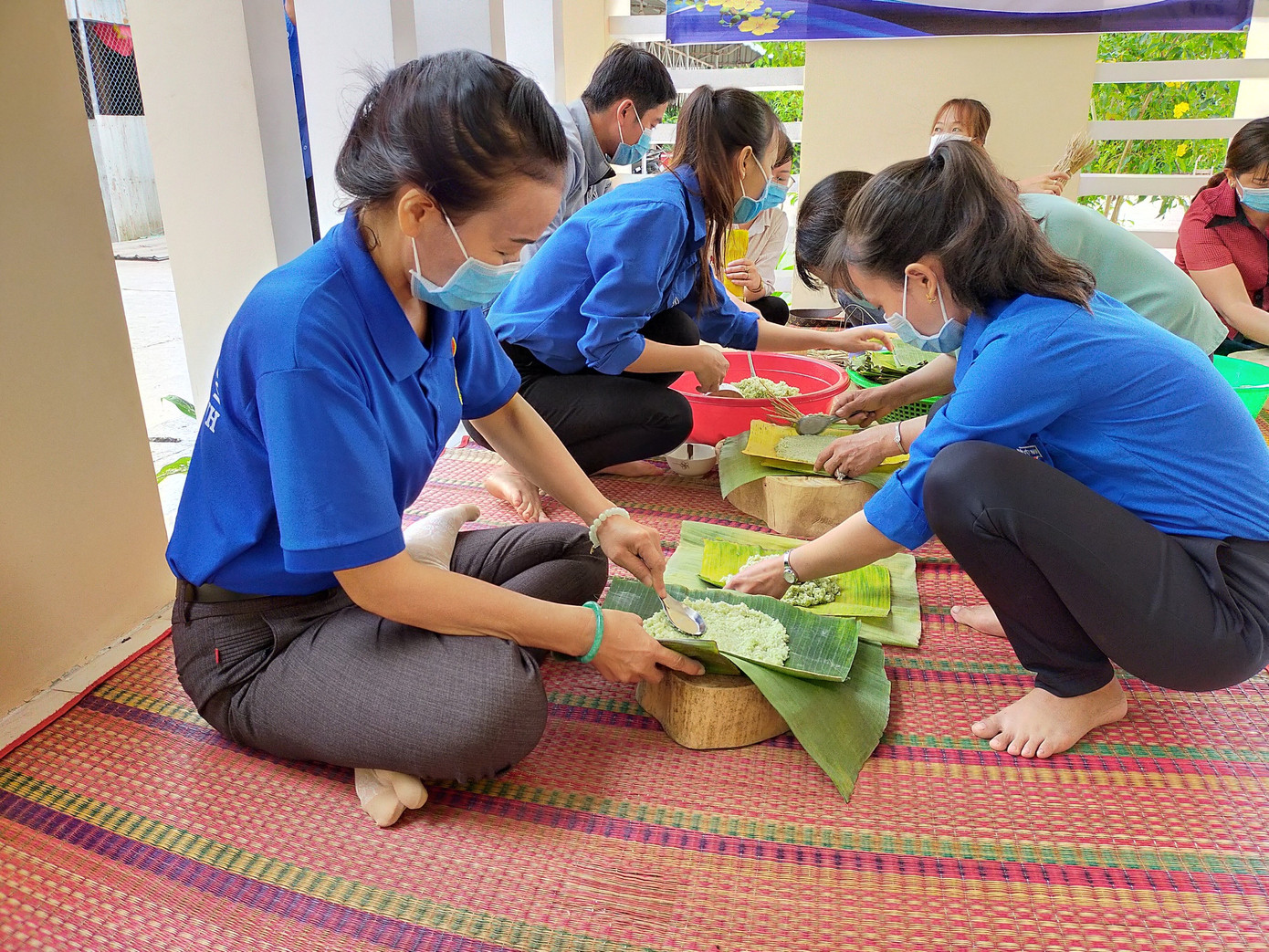 Bạn trẻ đất Sen Hồng gói bánh tét tặng cụ già đón Tết ảnh 3