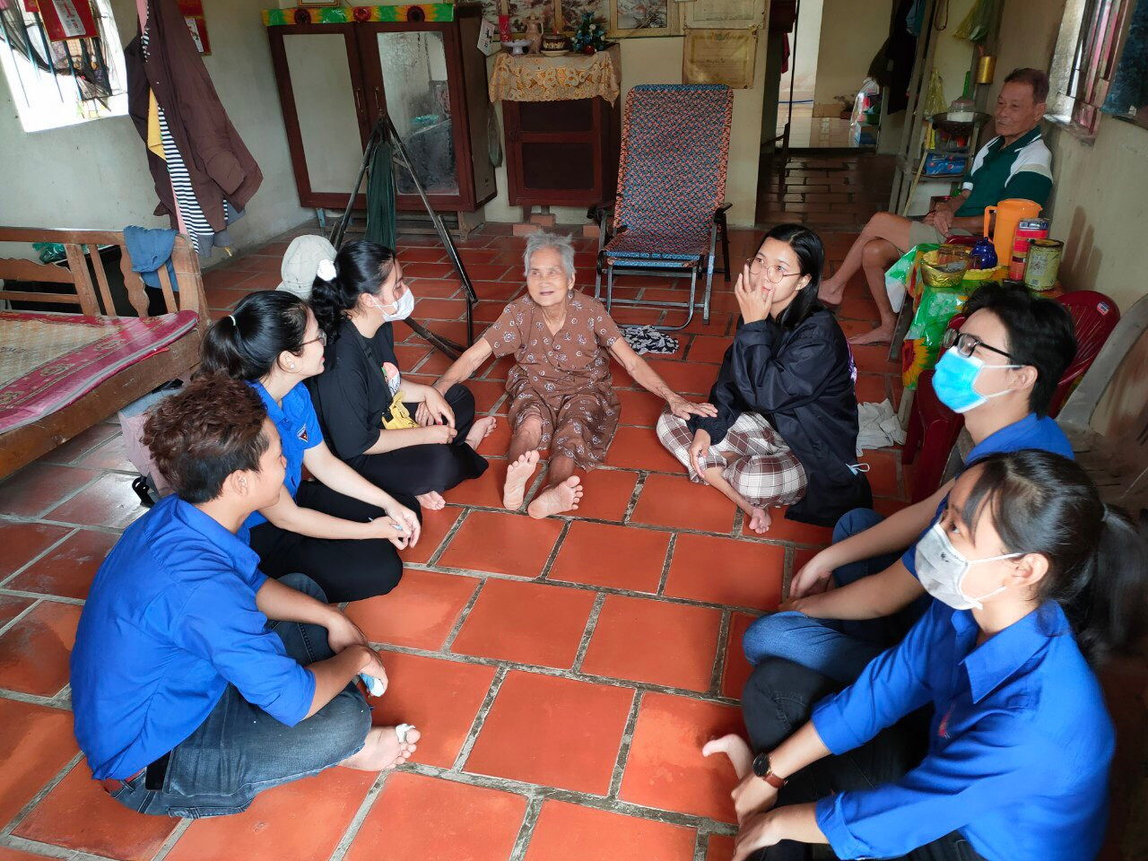 Bạn trẻ đất Sen Hồng gói bánh tét tặng cụ già đón Tết ảnh 7