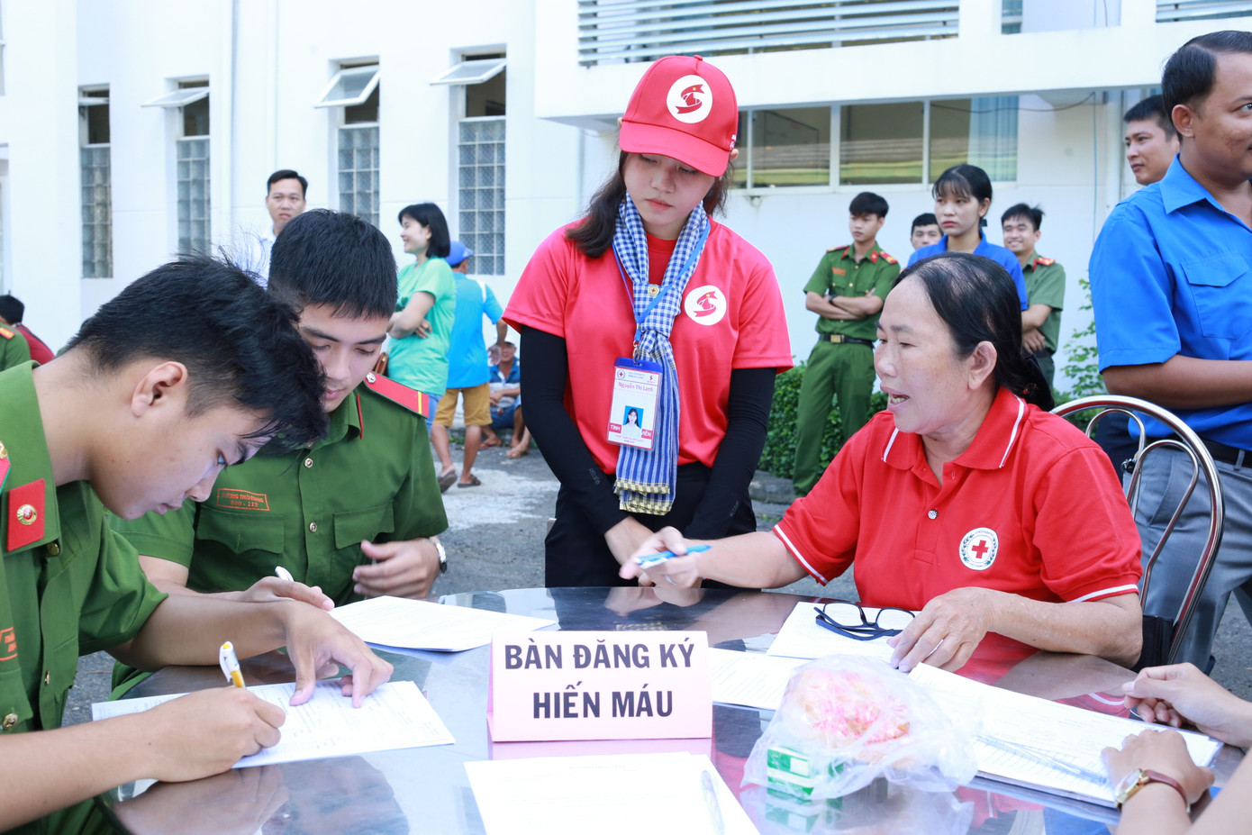 Nhiều hoạt động ý nghĩa của Hành trình Đỏ tại quê hương Bác Tôn ảnh 4