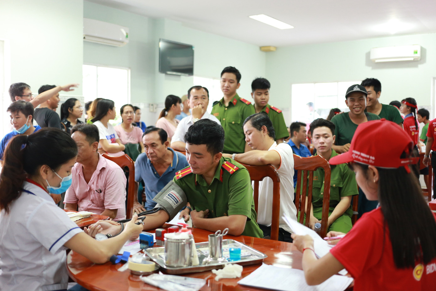 Nhiều hoạt động ý nghĩa của Hành trình Đỏ tại quê hương Bác Tôn ảnh 3