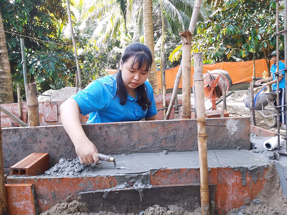 Những 'bóng hồng' tình nguyện không quản nắng mưa ảnh 12