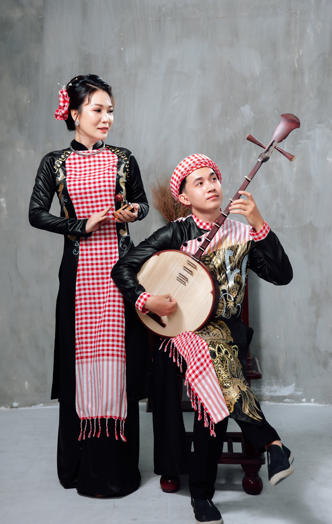 Đờn ca tài tử được khắc họa ấn tượng trên áo dài Việt Nam ảnh 2