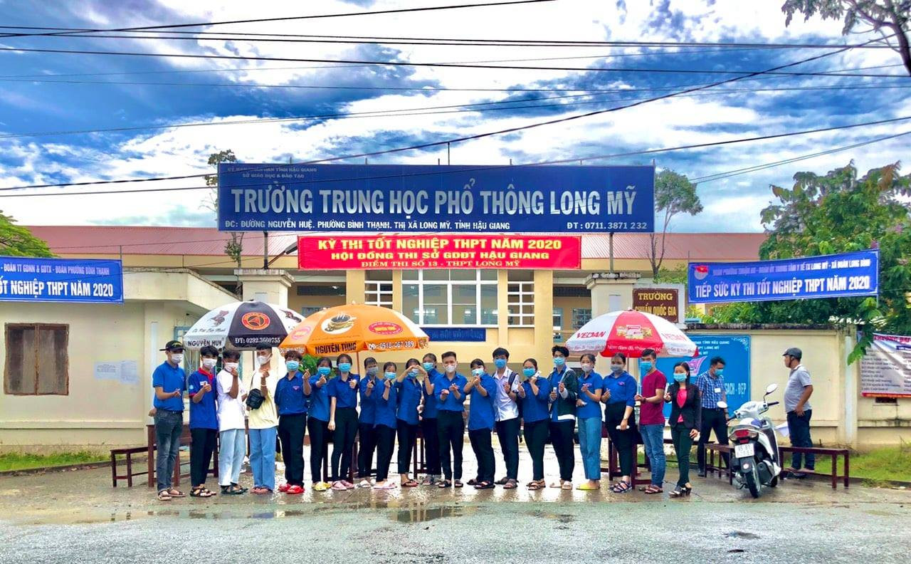 Cảm động tình nguyện viên dầm mưa hỗ trợ thí sinh thi tốt nghiệp THPT ảnh 13