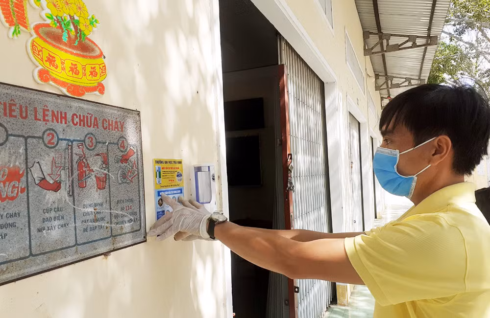 Sinh viên Trà Vinh chế nước rửa tay phát miễn phí ảnh 3