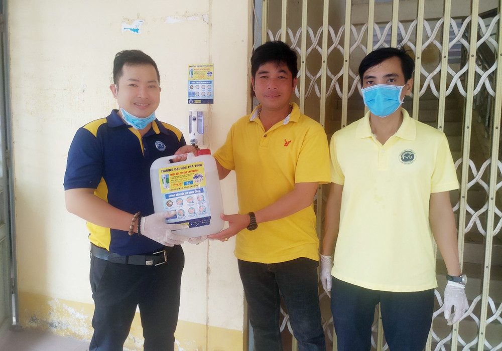 Sinh viên Trà Vinh chế nước rửa tay phát miễn phí ảnh 4