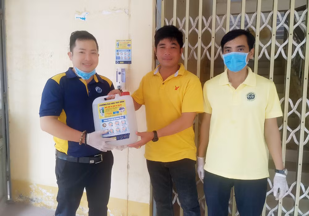 Sinh viên Trà Vinh chế nước rửa tay phát miễn phí ảnh 4