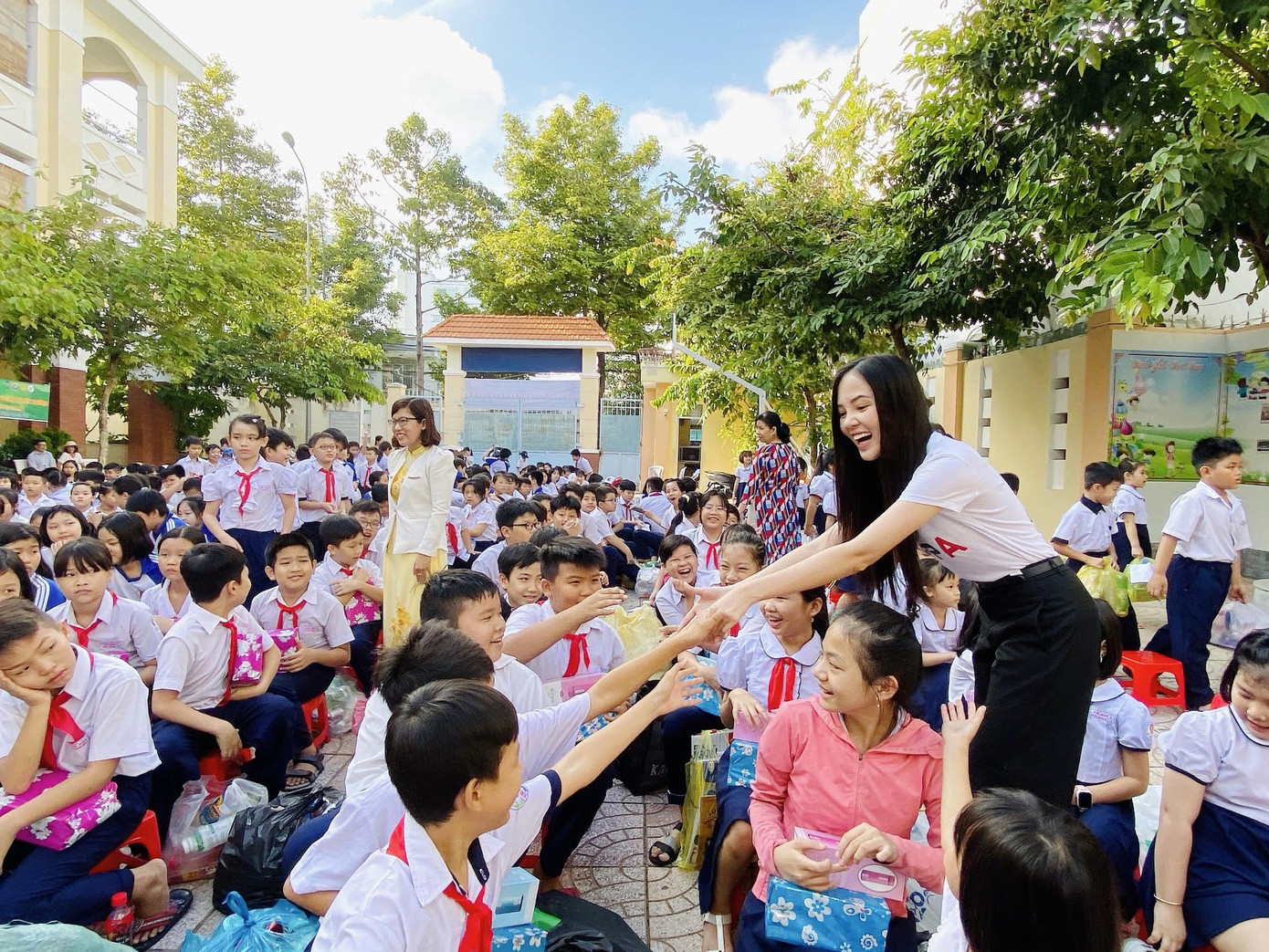 Hoa khôi Huỳnh Thúy Vi đồng hành với thiếu nhi bảo vệ môi trường ảnh 5