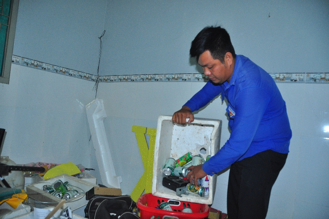 Độc đáo tranh làm từ đồ tái chế của phó Bí thư xã đoàn ảnh 9