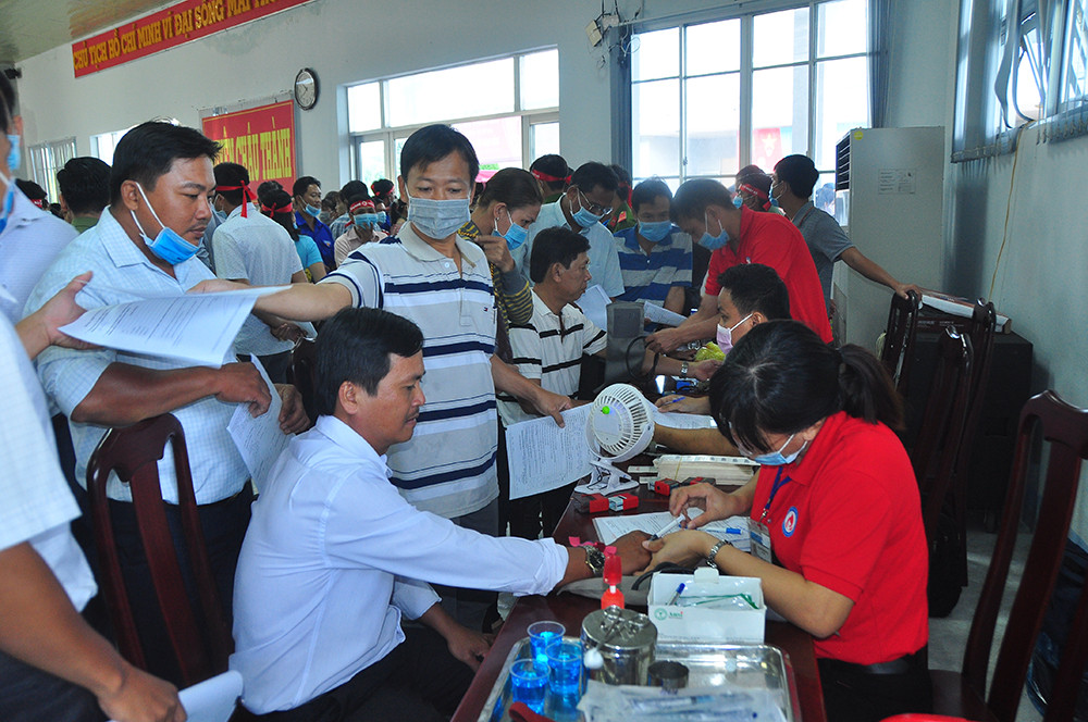 Nông dân gác việc nhà đi hiến máu ảnh 6