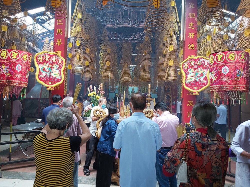 Đông nghịt người viếng chùa ngày đầu năm mới ở Cần Thơ ảnh 5