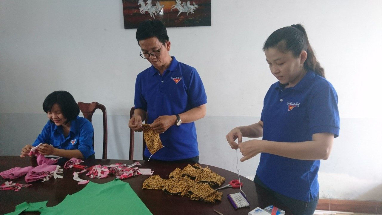 Thanh niên Cần Thơ may 2000 khẩu trang phục vụ học sinh phòng dịch ảnh 4