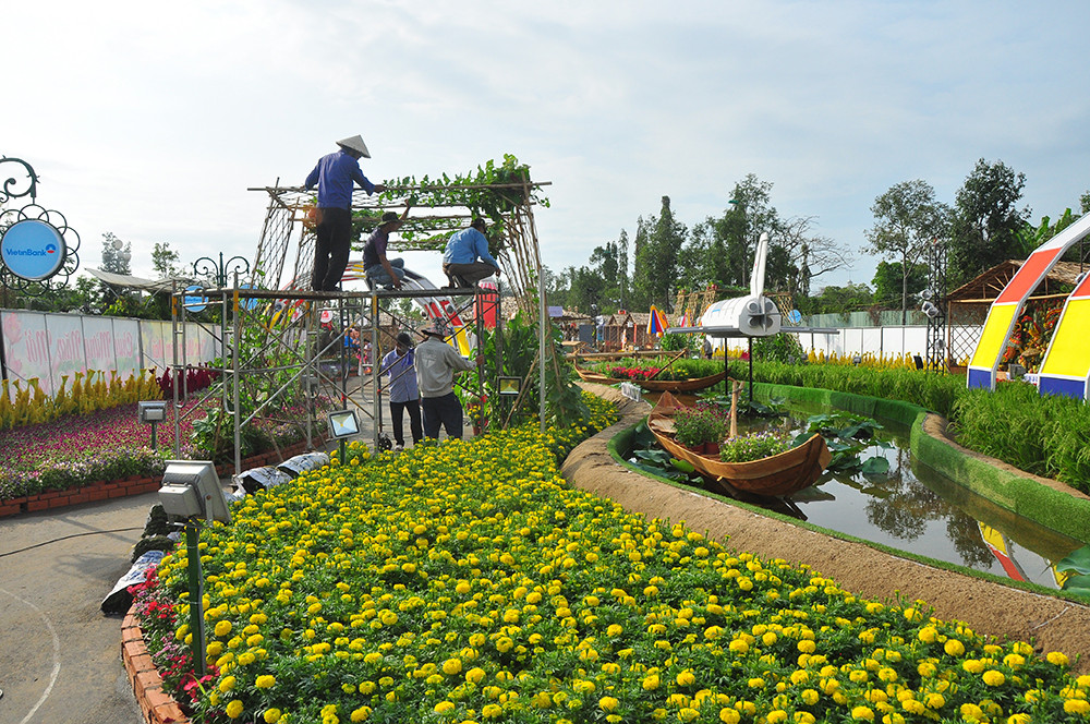 'Trâu lái phi thuyền' và nhiều mô hình đẹp mắt tại đường hoa Xuân Cần Thơ ảnh 14