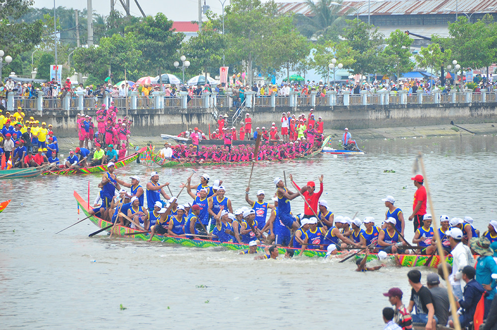 Nghìn người đứng kín bờ sông mê mải xem đua ghe ngo ở Sóc Trăng ảnh 16